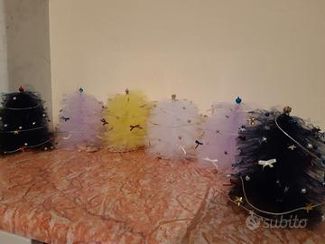 Albero di Natale in tulle con decorazioni