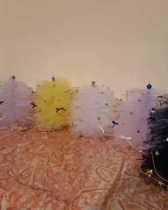 Albero di Natale in tulle con decorazioni