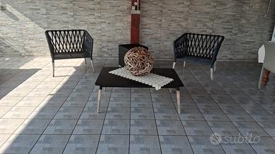 2 sedie più tavolino uguale 