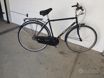 bicicletta  nera, ruote da D 28 pollici 