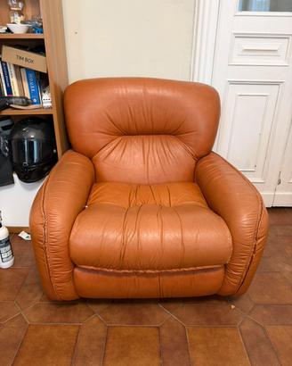 Poltrona in pelle color cuoio – comoda