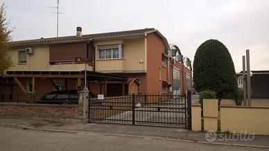 Capannone industriale di 896 mq con impianto fotov