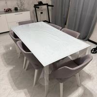 Tavolo con sedie a poltrona