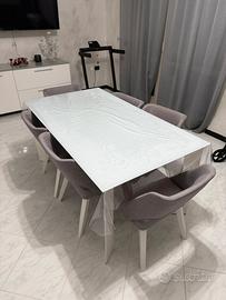 Tavolo con sedie a poltrona