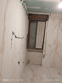 Muratore esperto esegue lavori edili