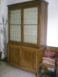 credenza con vetrina