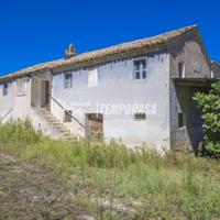 CASALE INDIPENDENTE CON AMPIA CORTE E ANNESSI