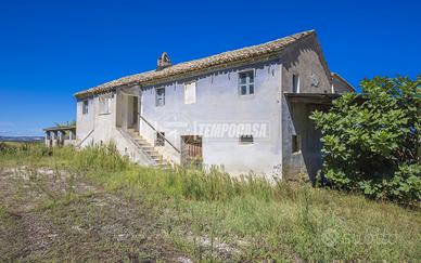 CASALE INDIPENDENTE CON AMPIA CORTE E ANNESSI