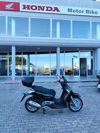 Aprilia Scarabeo 250 .