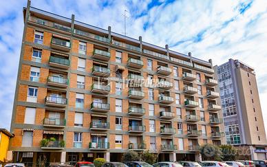 Ampio trilocale ristrutturato in stabile signorile