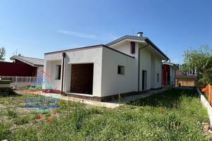 Villa di 145 m² con 5 locali e box auto a Castello