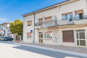 4 LOCALI A VILLAFRANCA DI VERONA