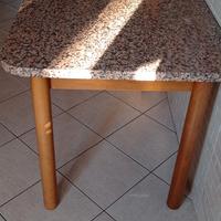 Tavolo con ripiano di marmo