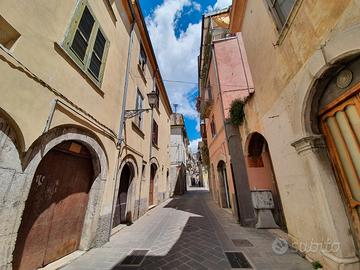 Palazzotto di 2 piani con locale PT