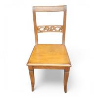 Sedia classica con fondo in legno e intagli