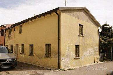 Immobile in asta di 140 m² con 5 locali e box auto