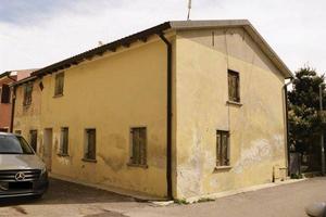 Immobile in asta di 140 m² con 5 locali e box auto