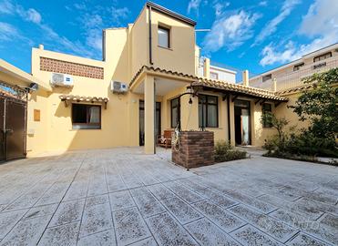 Ampia indipendente con cortile e terrazza