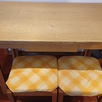 Tavolo da cucina con sgabelli