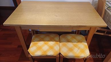 Tavolo da cucina con sgabelli