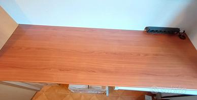 scrivania color ciliegio 