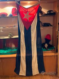 Bandiera cubana , esposta in ambasciata italiana