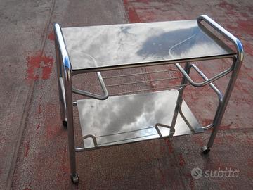 Detengo un tavolinetto di acciaio inox e vetri