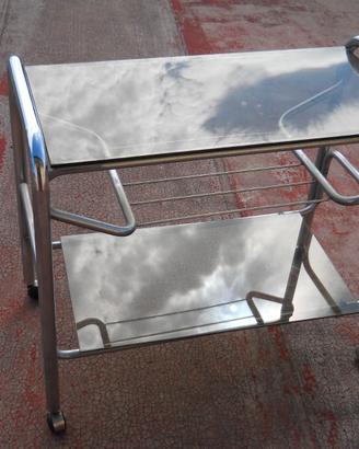 Detengo un tavolinetto di acciaio inox e vetri