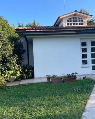 Villa con ampio giardino