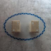 tavolino con top in vetro e colonne in tufo 