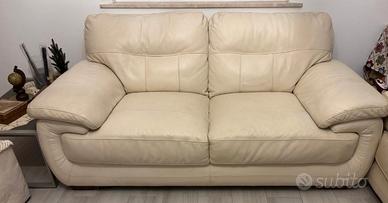 Divano in pelle 2 posti.