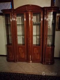 Sala da pranzo completa con tavolo e sedie