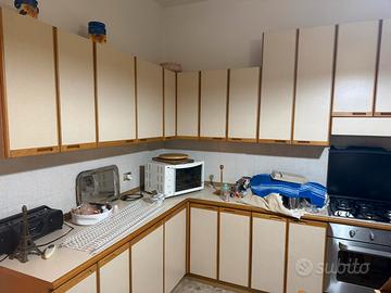 Cucina completa di tavoli e sedie