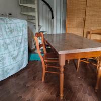 Tavolo con quattro sedie in legno (castagno)