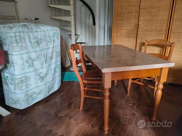 Tavolo con quattro sedie in legno (castagno)