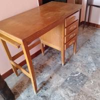 Scrivania con cassetti e prolunga per pc
