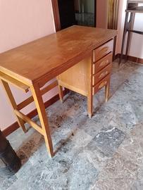 Scrivania con cassetti e prolunga per pc