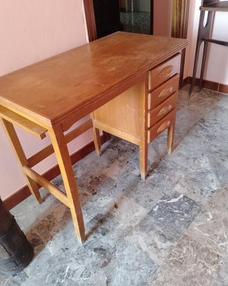 Scrivania con cassetti e prolunga per pc