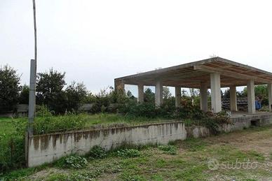 Lotto di mq 2463 con casa in fase di costruzione