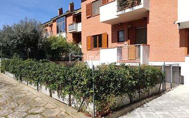 Appartamento con tre camere e due bagni, corte e g