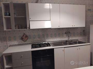 Cucina lineare componibile m.2,40 bianca tratt.