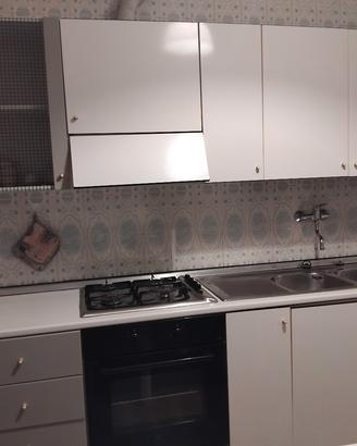 Cucina lineare componibile m.2,40 bianca tratt.