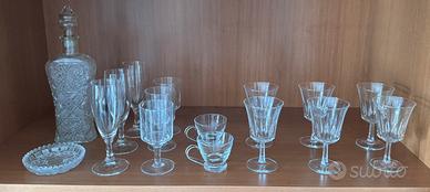 Mix di calici, tazzine e bottigla vintage