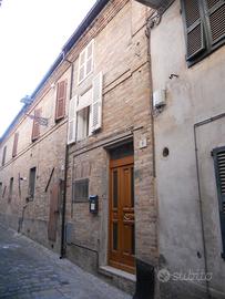 Casa su tre livelli