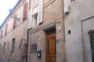 Casa su tre livelli
