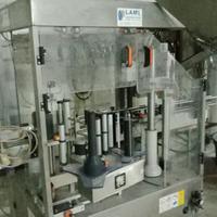 Etichettatrice con capsulatrice