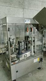 Etichettatrice con capsulatrice