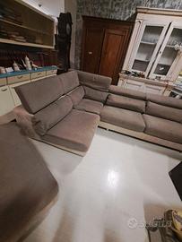 divano ad angolo e pouf contenitore