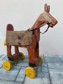 Cavallo di legno su ruote artigianale tirolese
