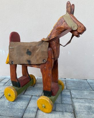 Cavallo di legno su ruote artigianale tirolese